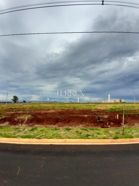Terreno à venda em Cravinhos, Centro, com 336 m², Condomínio Trianon